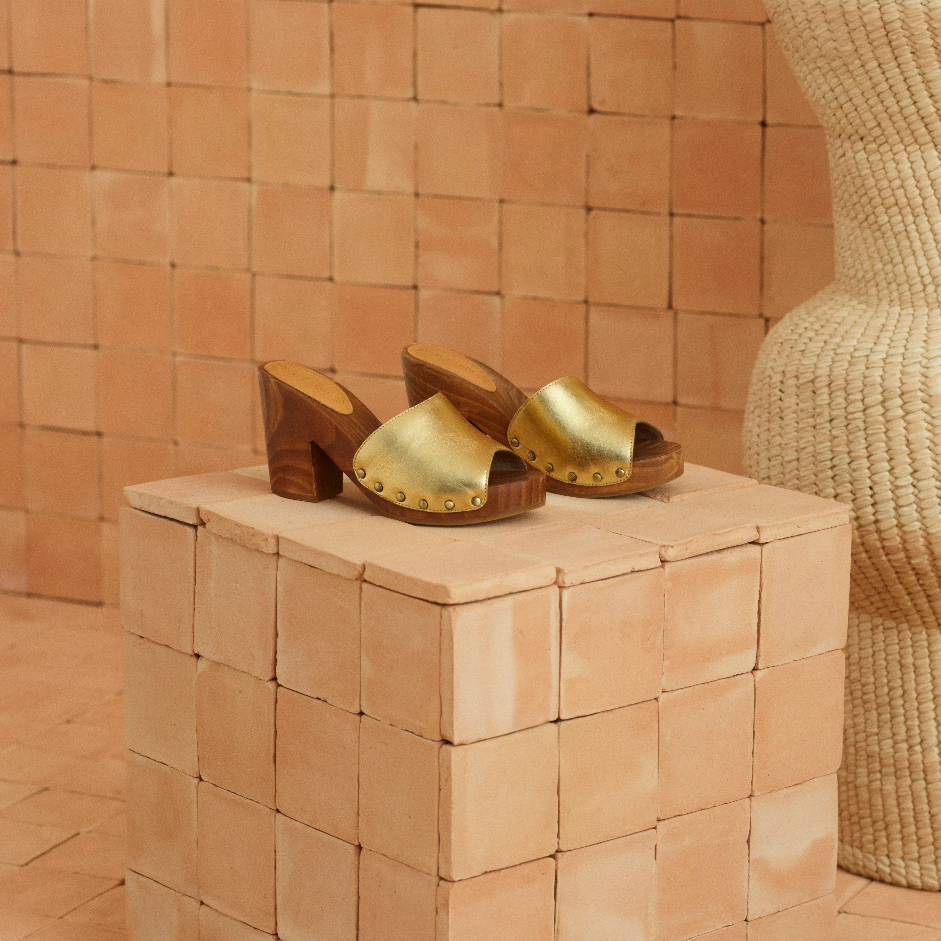 Donna Heels In Gold - Image 7